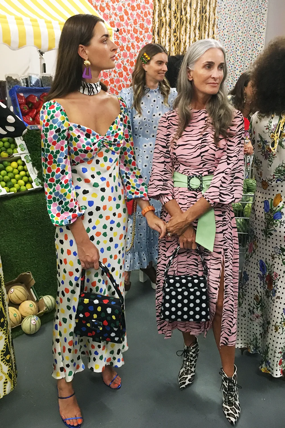 Femme mûre portant une robe imprimée colorée pour un repas de Noël