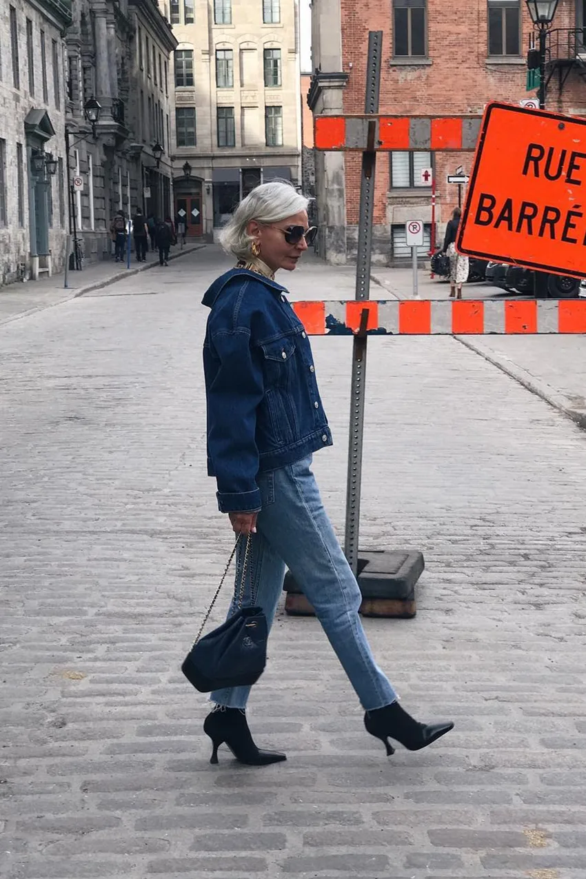 Femme mûre portant une veste en denim et un jean court avec bottines