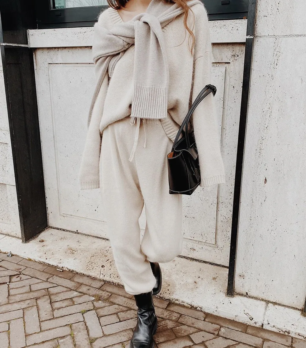 Jogging blanc avec maille assortie et bottines noires épaisses