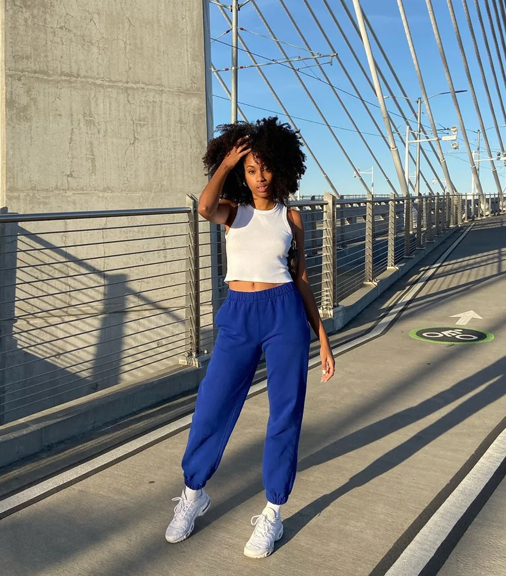 Jogging bleu électrique avec débardeur blanc et baskets