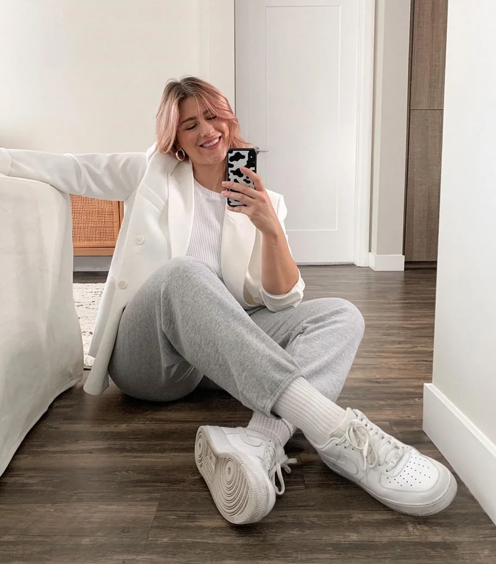Jogging gris ample avec blazer blanc et baskets épaisses