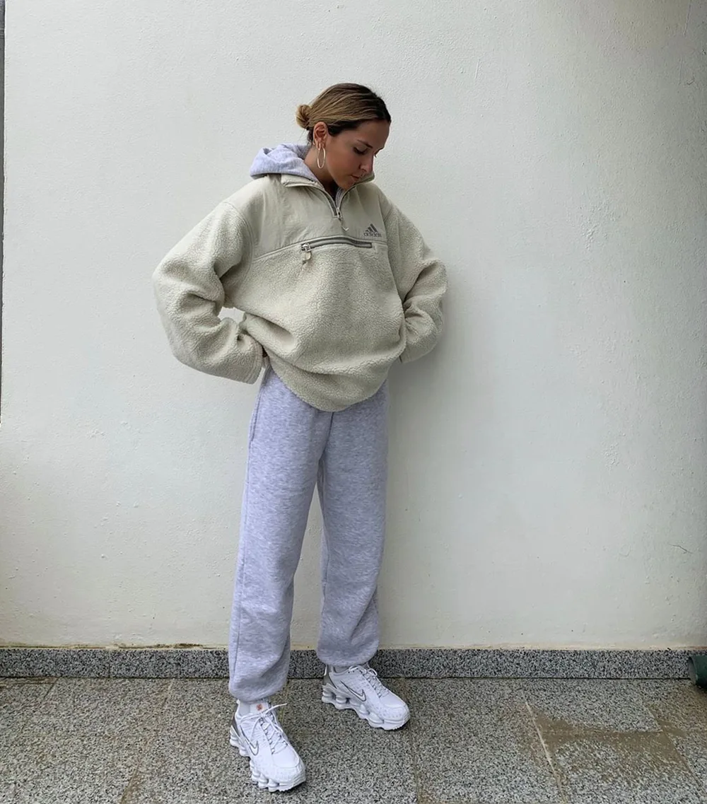 Jogging gris avec sweat oversize kaki clair et baskets blanches