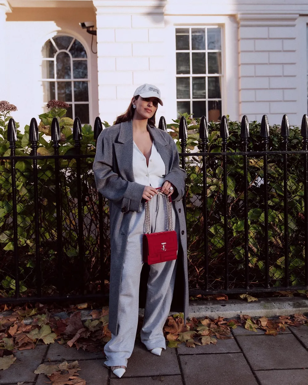 Jogging gris large avec blazer oversize et escarpins