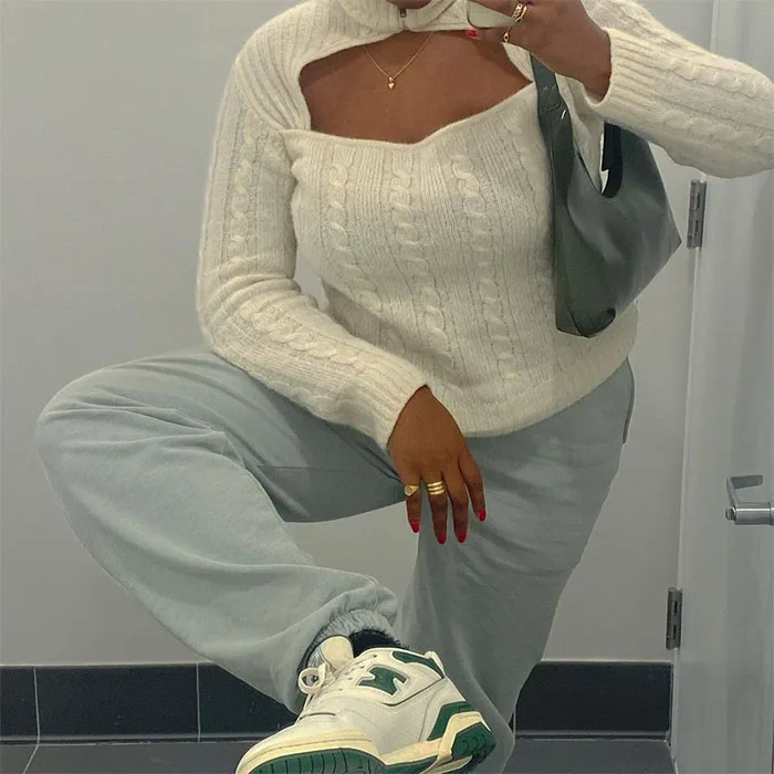 Jogging gris porté avec un pull blanc féminin et des baskets