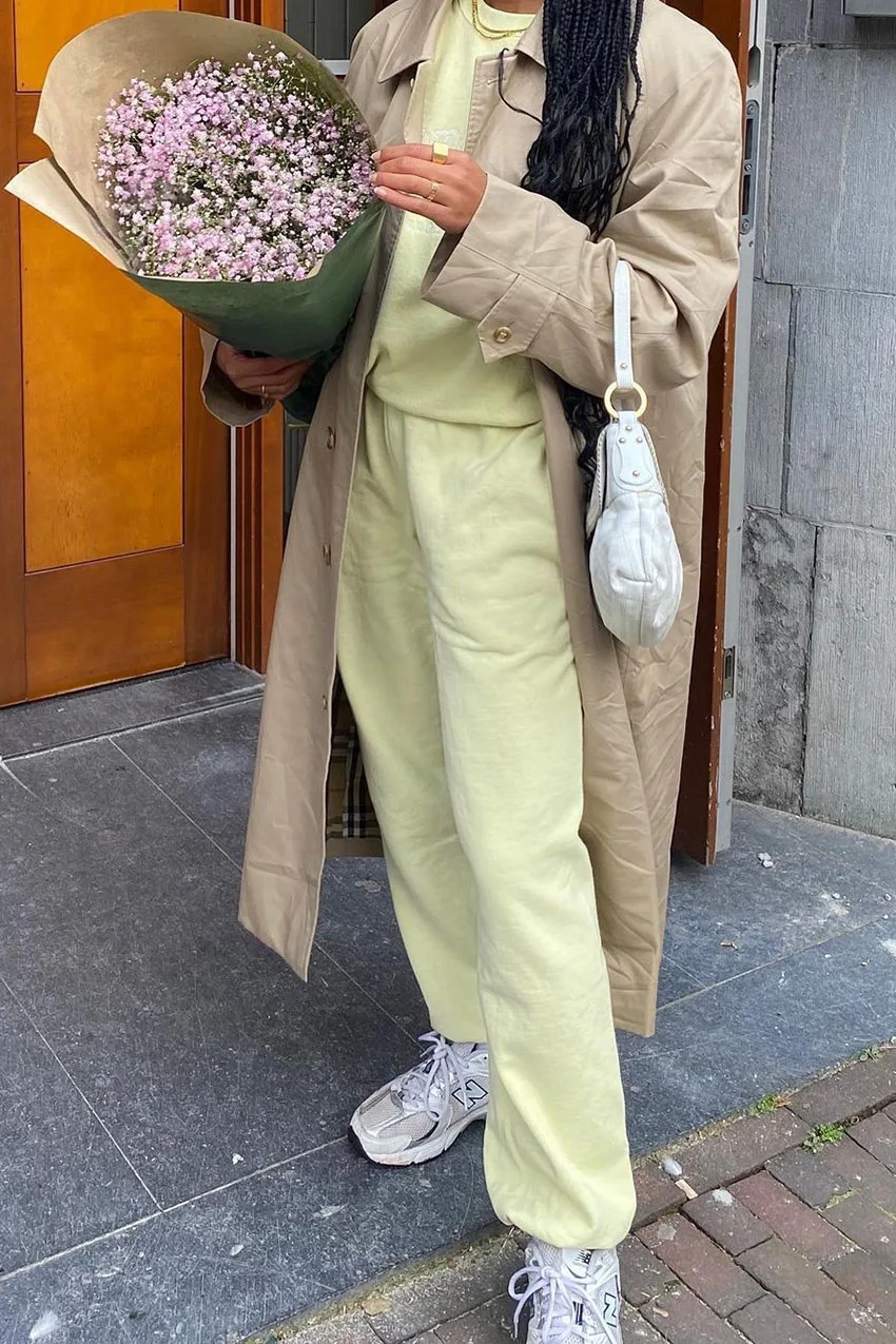 Jogging vert pastel avec manteau beige et baskets grises