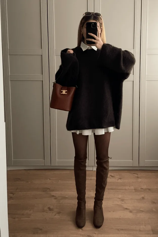 Long pull noir avec bottes hautes brunes et petit sac marron