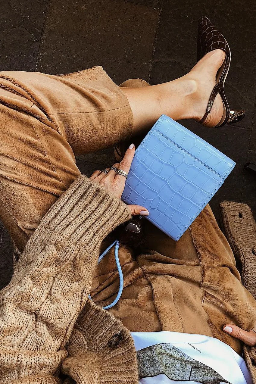 Look casual chic camel avec maille, pantalon assorti et sac bleu