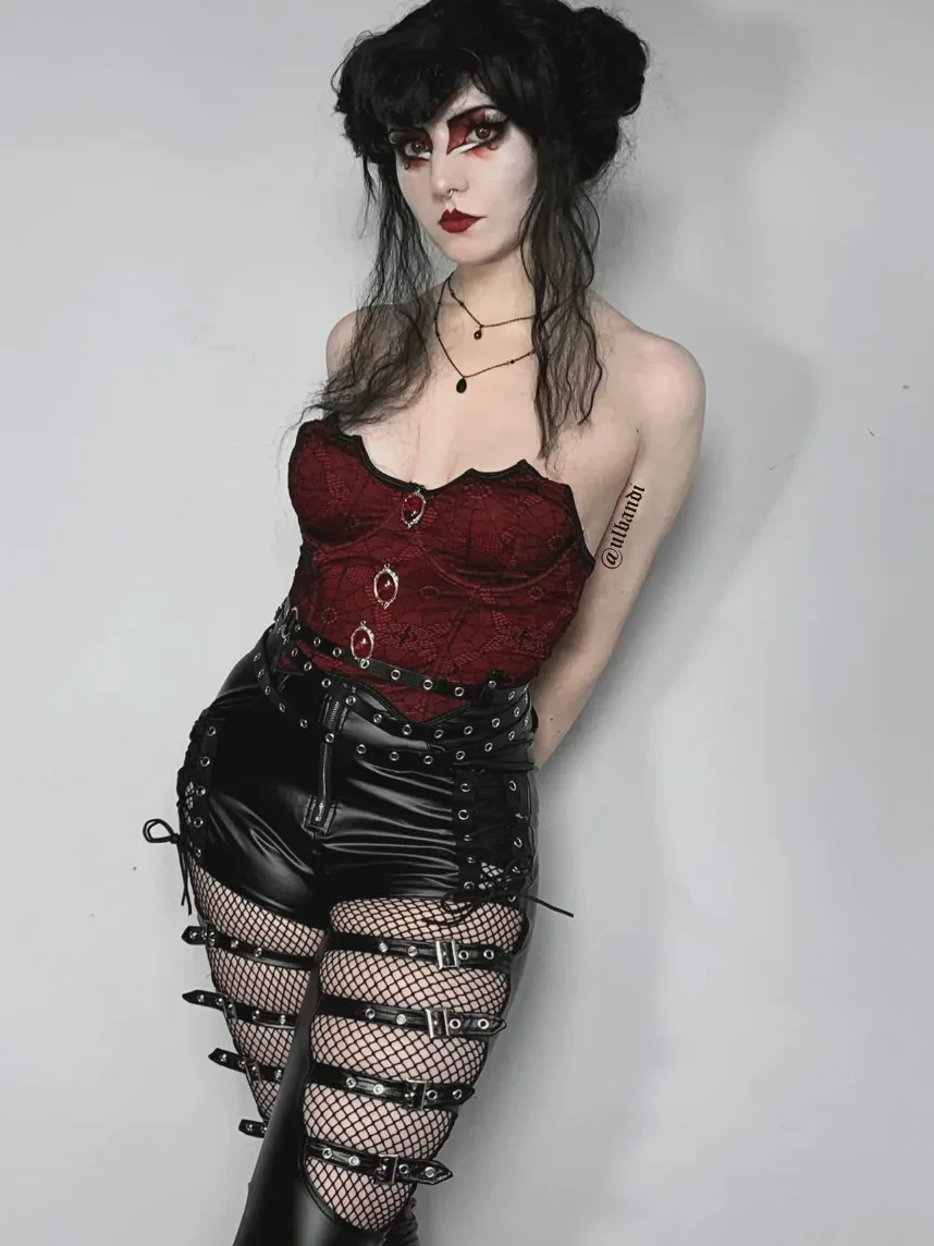 Look vampire moderne avec bustier bordeaux short noir et résille