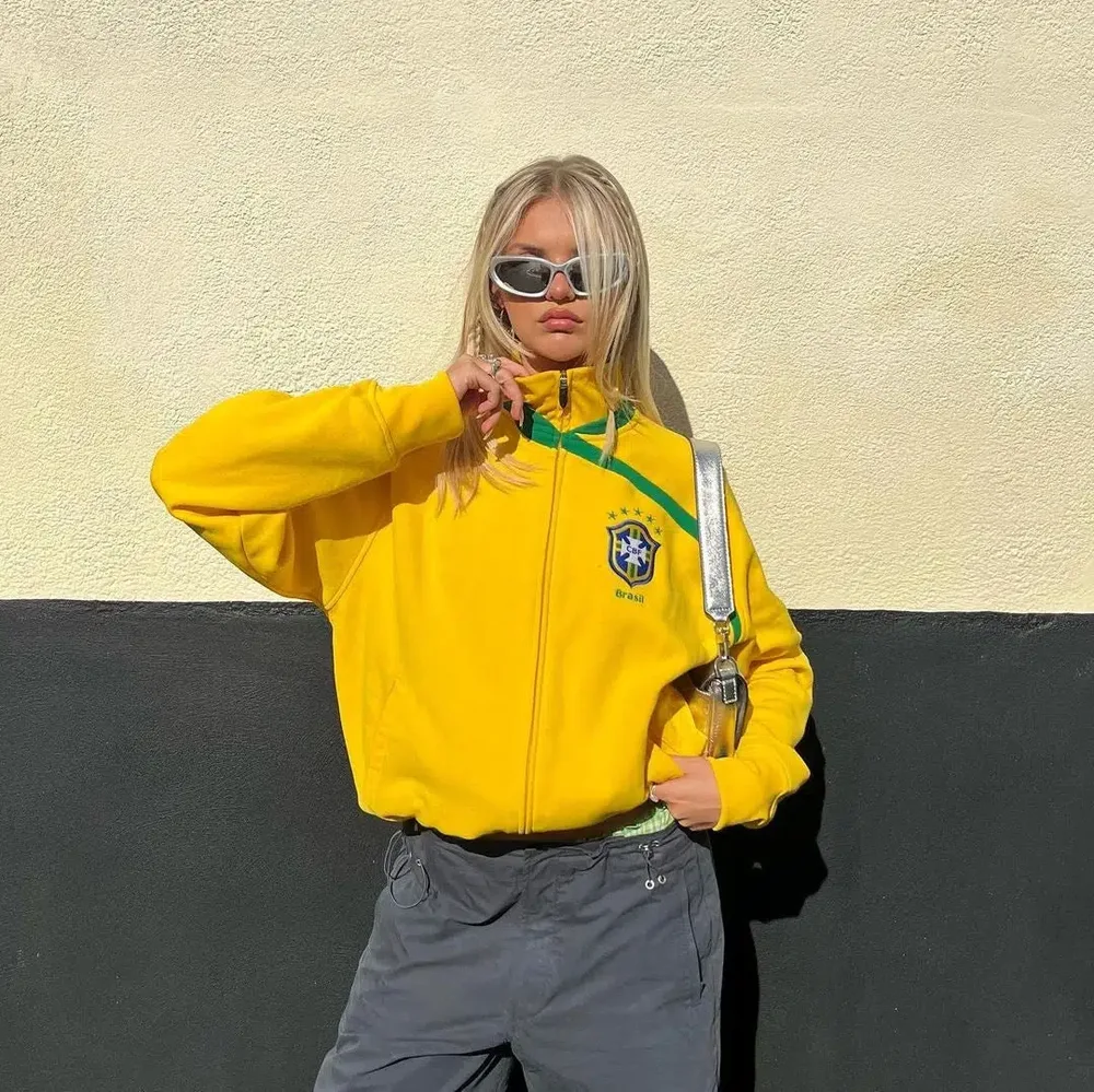 Look Y2K avec veste Brésil jaune et lunettes argentées