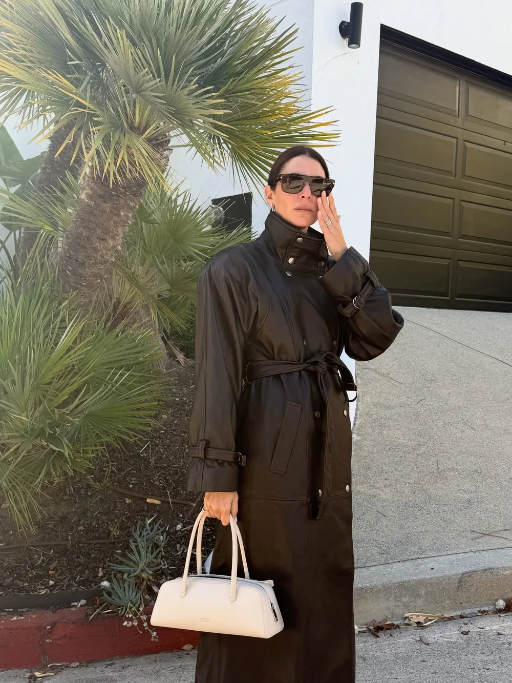 Manteau noir à col cheminée et taille ceinturée