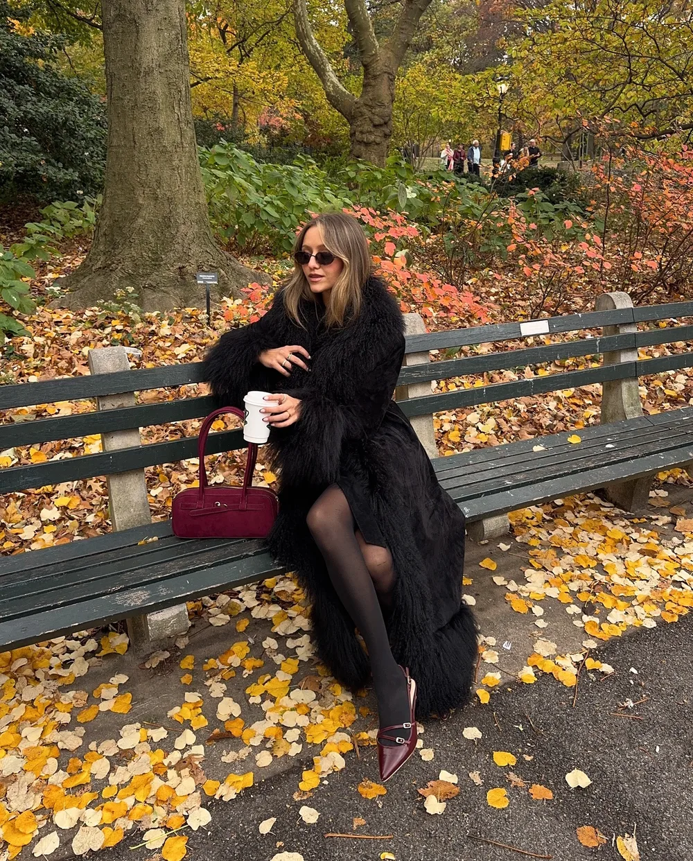Manteau Penny Lane noir à bordures en fausse fourrure porté en hiver