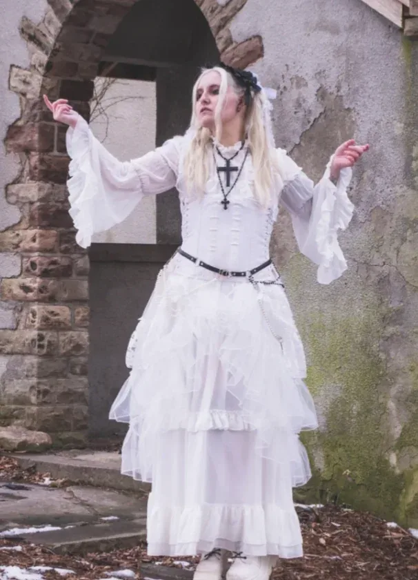 Mariée vampire fantomatique en longue robe blanche gothique