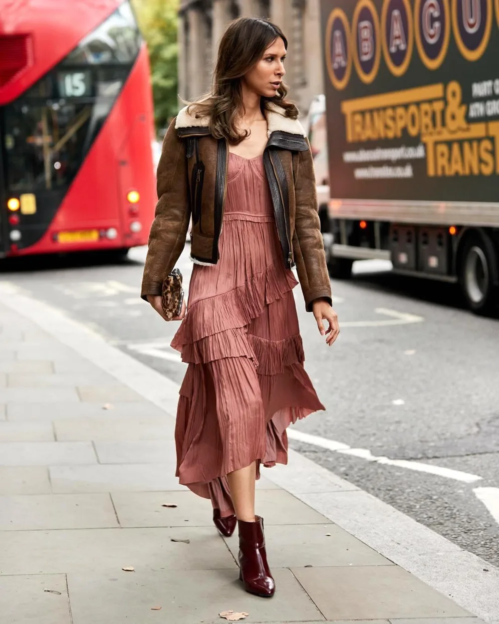 Perfecto marron porté sur une robe midi fluide et des bottines