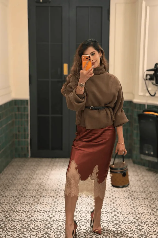 Pull marron doux avec jupe satinée rouille bordée de dentelle