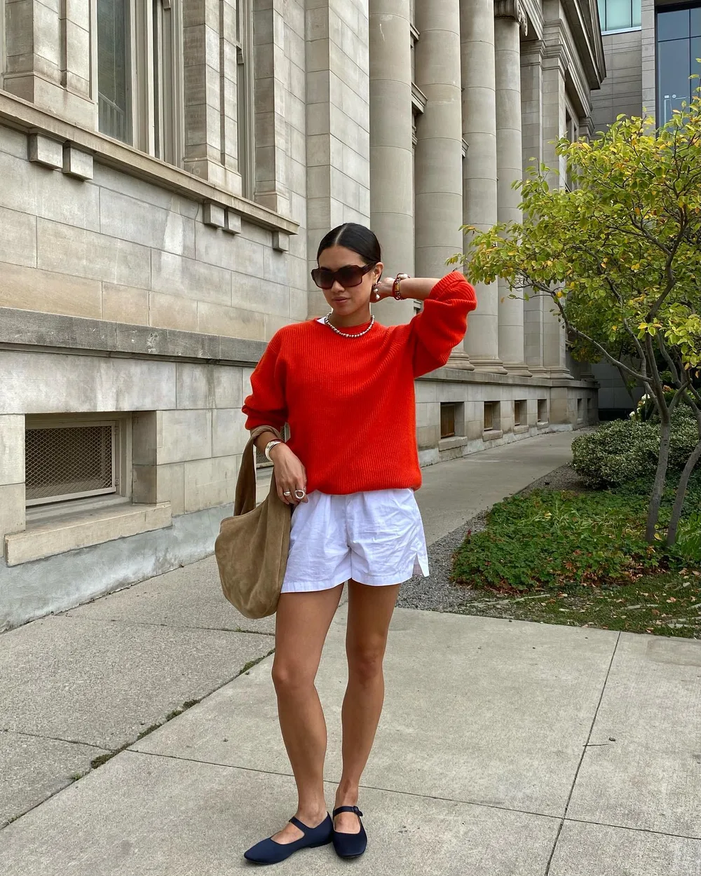 Pull rouge à manches courtes avec short blanc et ballerines