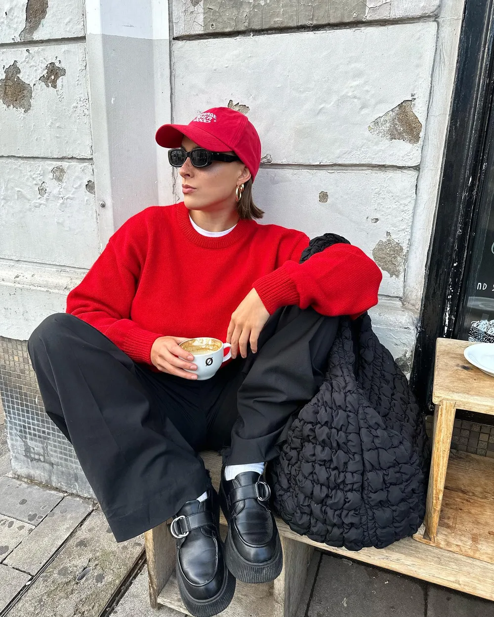 Pull rouge ample avec pantalon noir large et mocassins