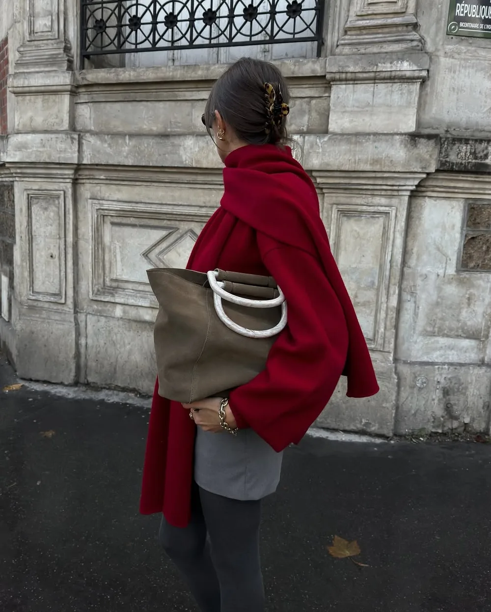 Pull rouge avec écharpe rouge et mini-jupe grise