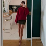Pull rouge bordeaux avec mini-jupe kaki et chaussures pointues