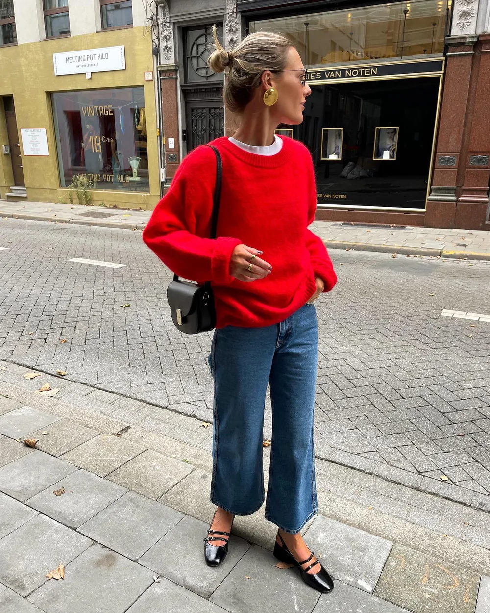 Pull rouge sur tee-shirt blanc avec jean bleu droit