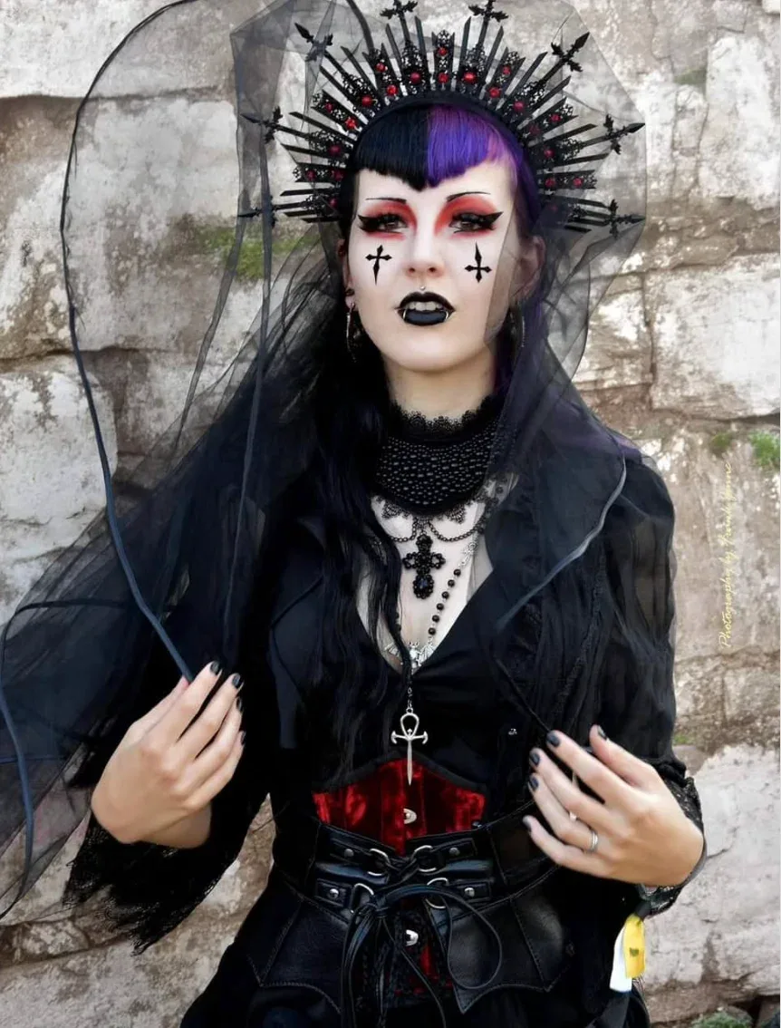 Reine vampire gothique avec couronne noire corset rouge et cape
