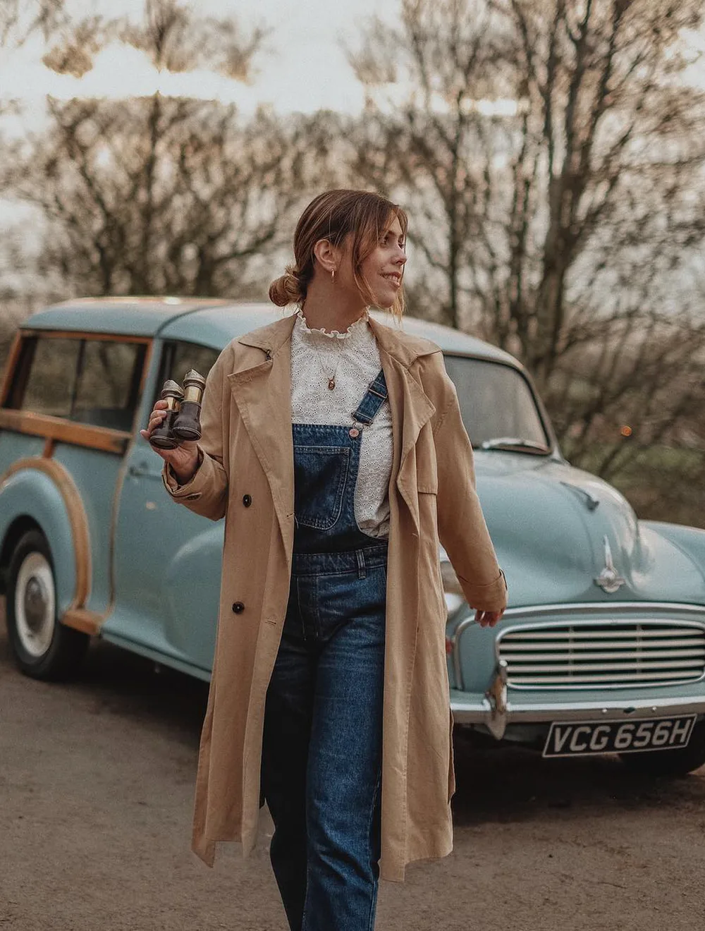 Trench beige porté avec un jean droit et un tee-shirt imprimé