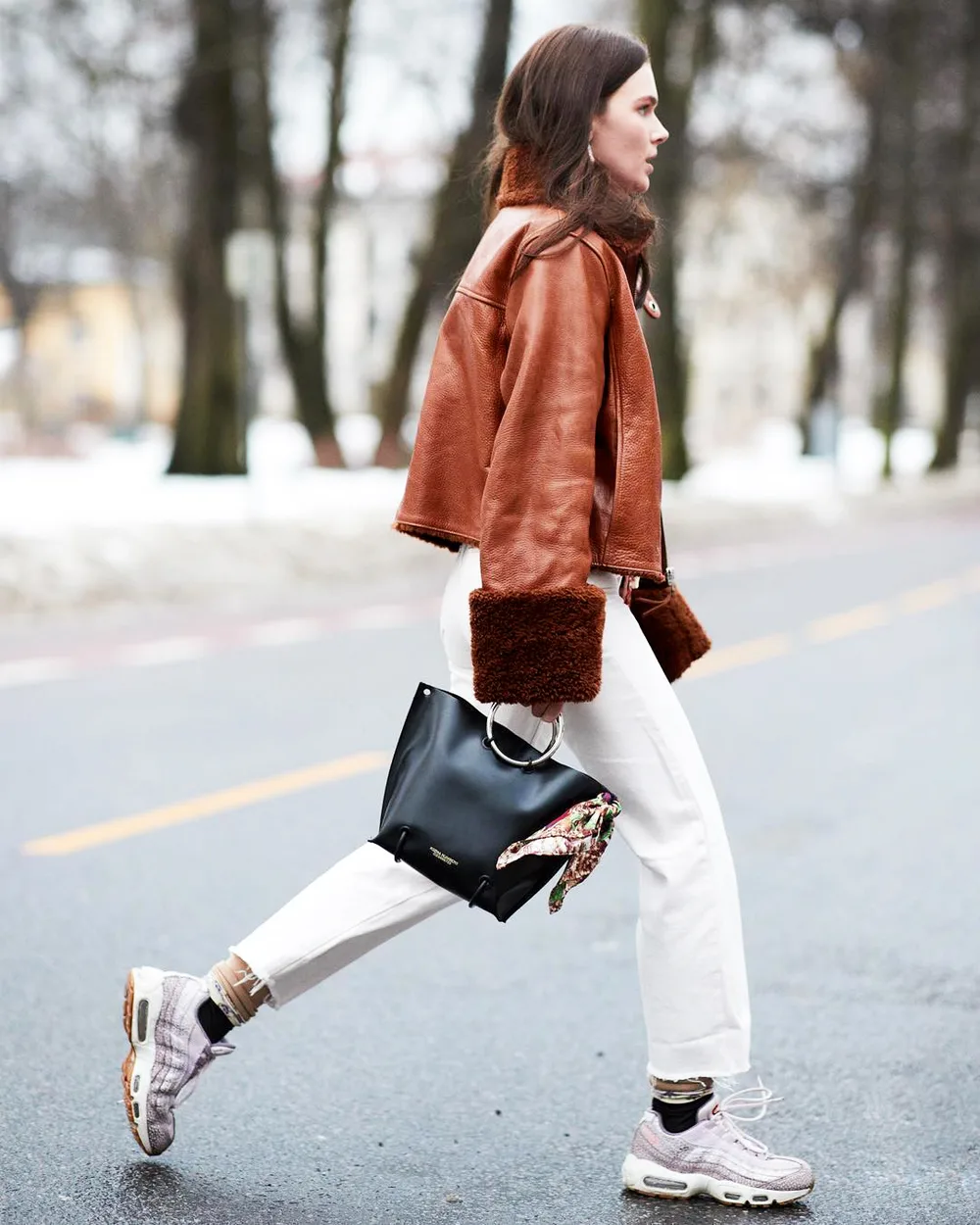 Veste aviateur marron avec pantalon blanc et baskets