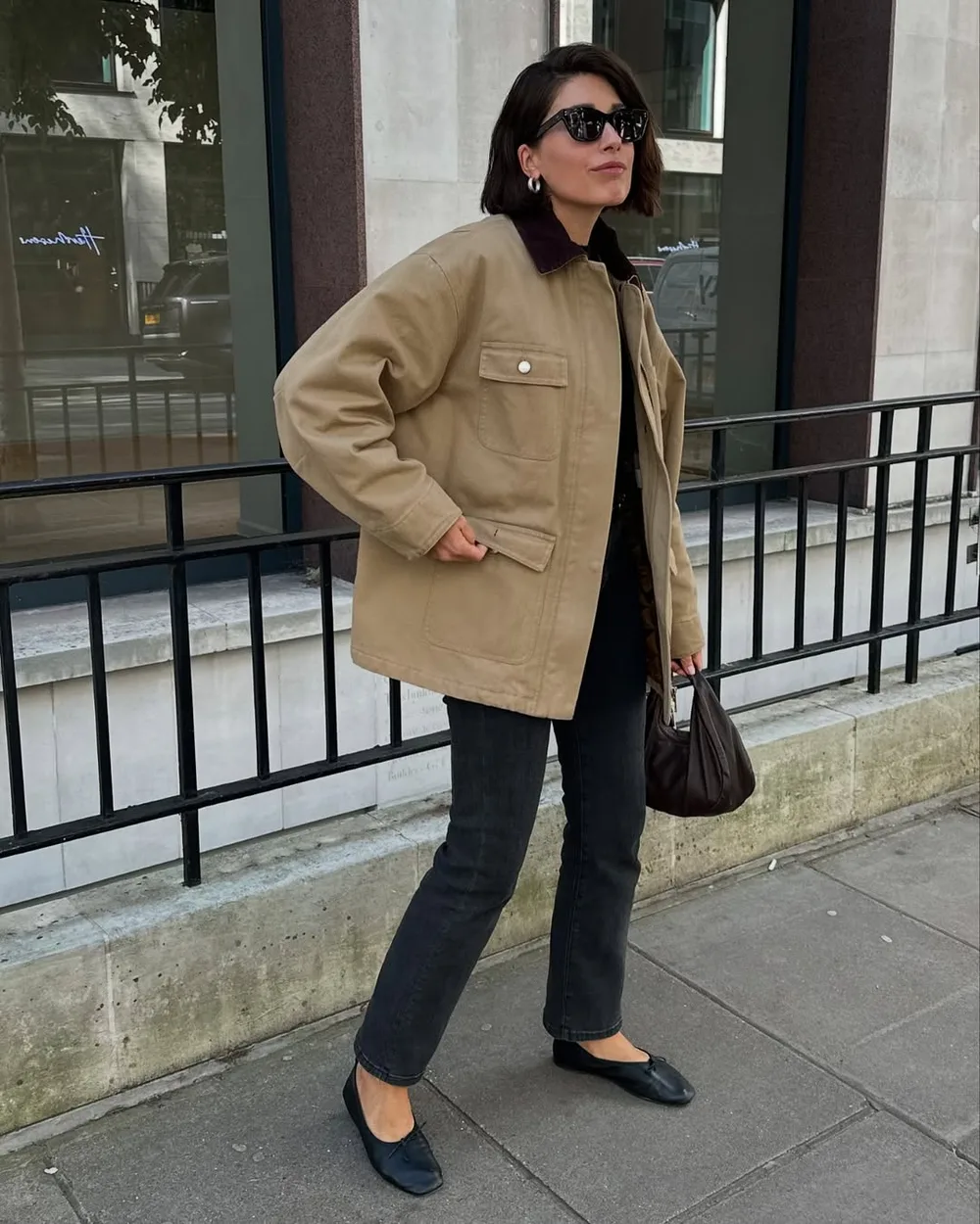 Veste beige à col contrastant portée sur une tenue noire