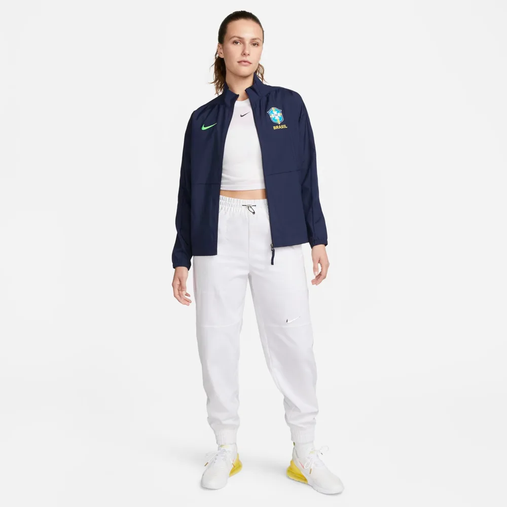 Veste Brésil bleu marine portée avec un crop top et un pantalon blanc