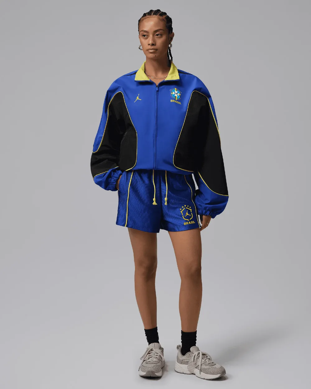 Veste Brésil bleue portée avec un short assorti et des baskets