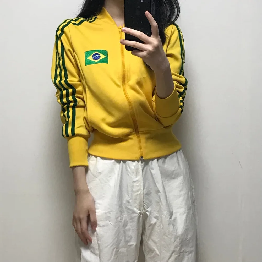 Veste Brésil jaune courte avec un pantalon blanc ample