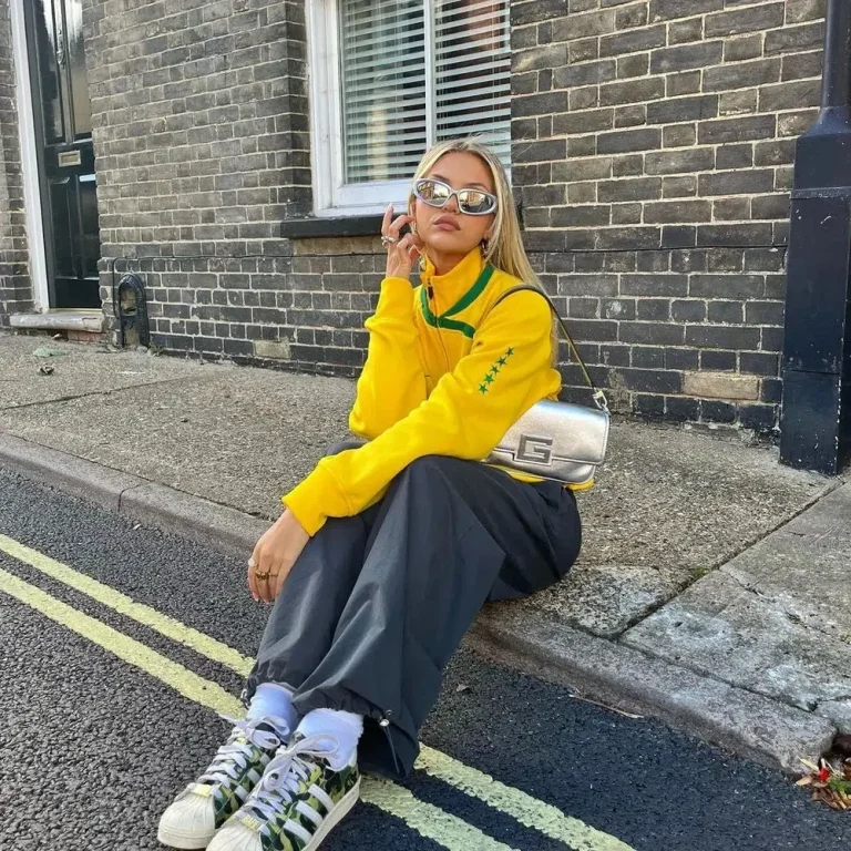 Veste Brésil jaune portée avec un pantalon baggy noir et des baskets