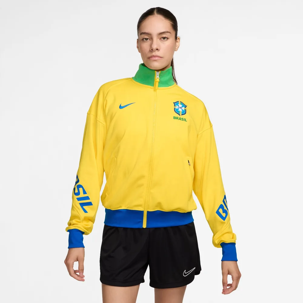 Veste Brésil jaune portée avec un short noir sportif