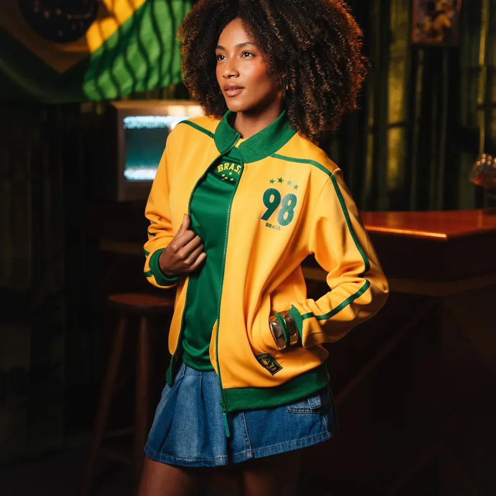 Veste Brésil rétro jaune et verte avec une mini-jupe en jean