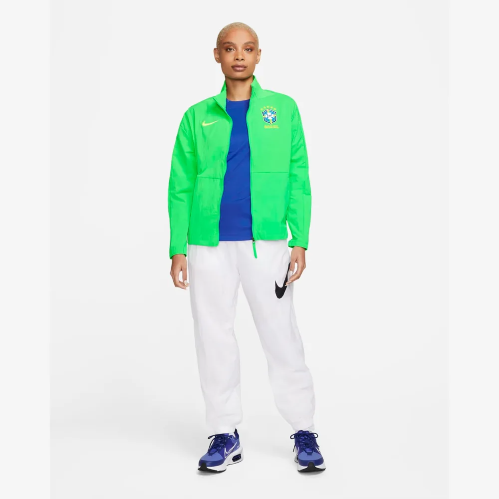 Veste Brésil verte portée avec un pantalon de jogging blanc