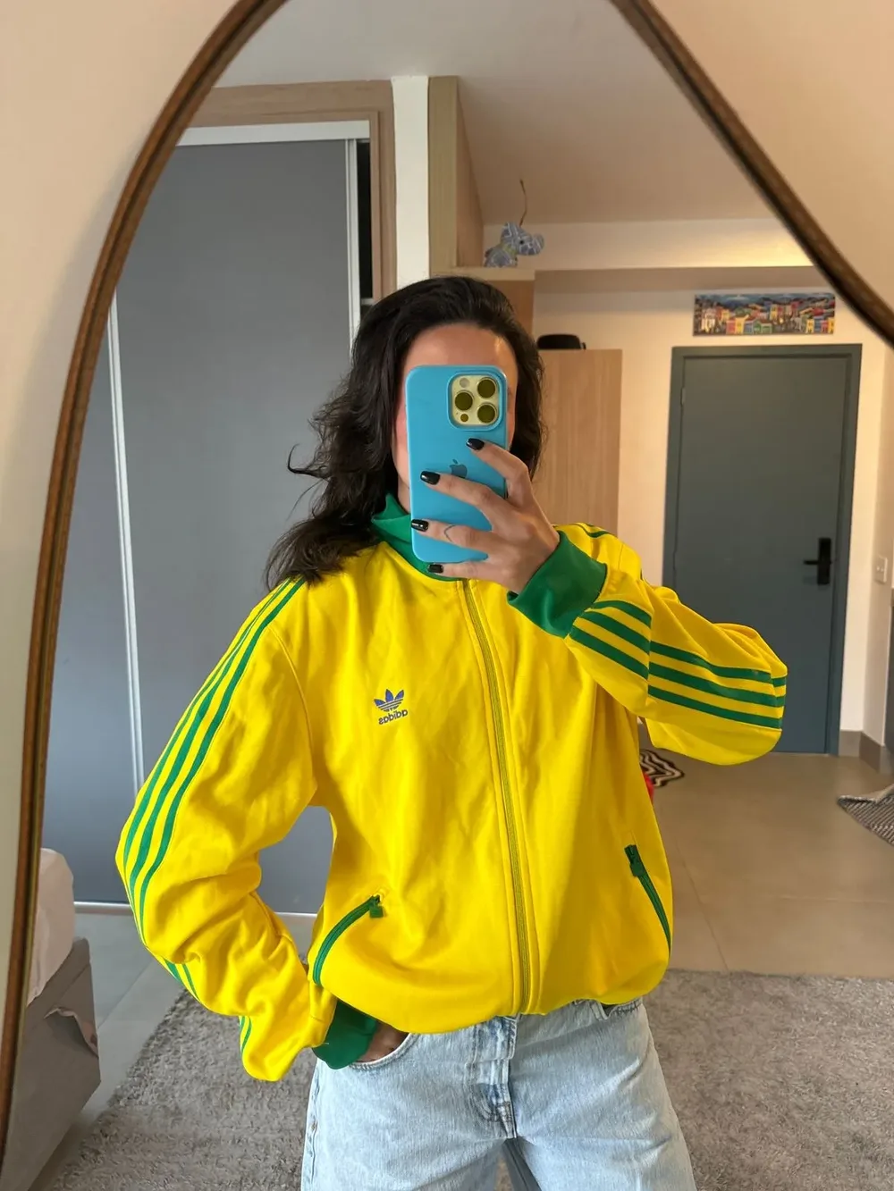 Veste Brésil vintage jaune avec un jean bleu clair
