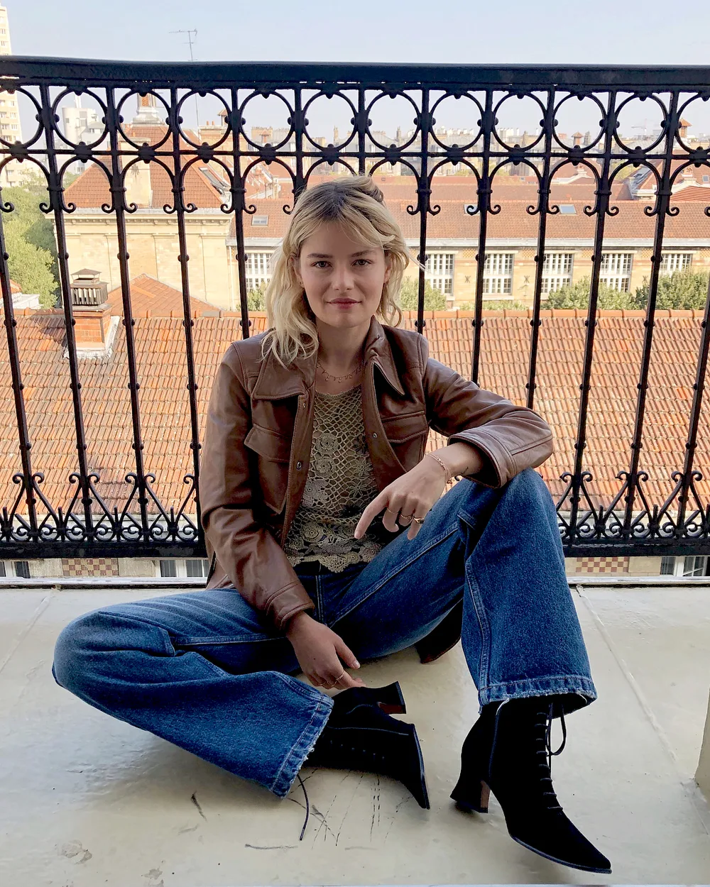 Veste cognac avec pull fin imprimé, jean droit et bottines noires