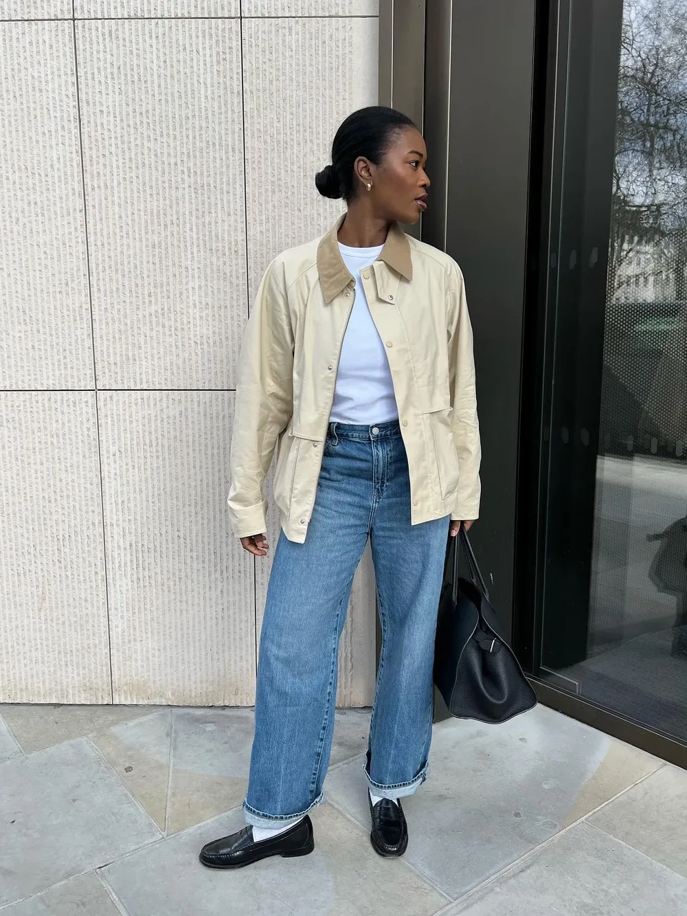Veste de campagne beige avec jean large et mocassins noirs