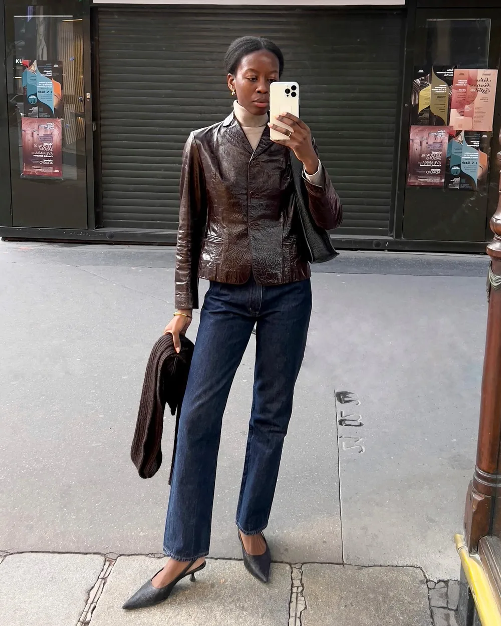 Veste en cuir chocolat avec col roulé gris et jean droit