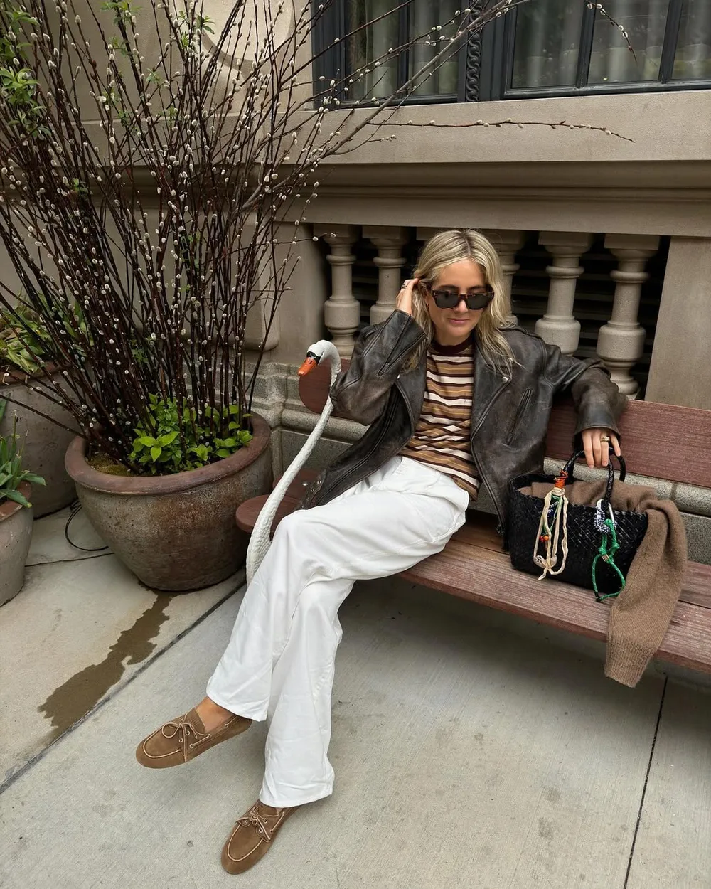 Veste en cuir marron avec marinière, jean blanc et mocassins