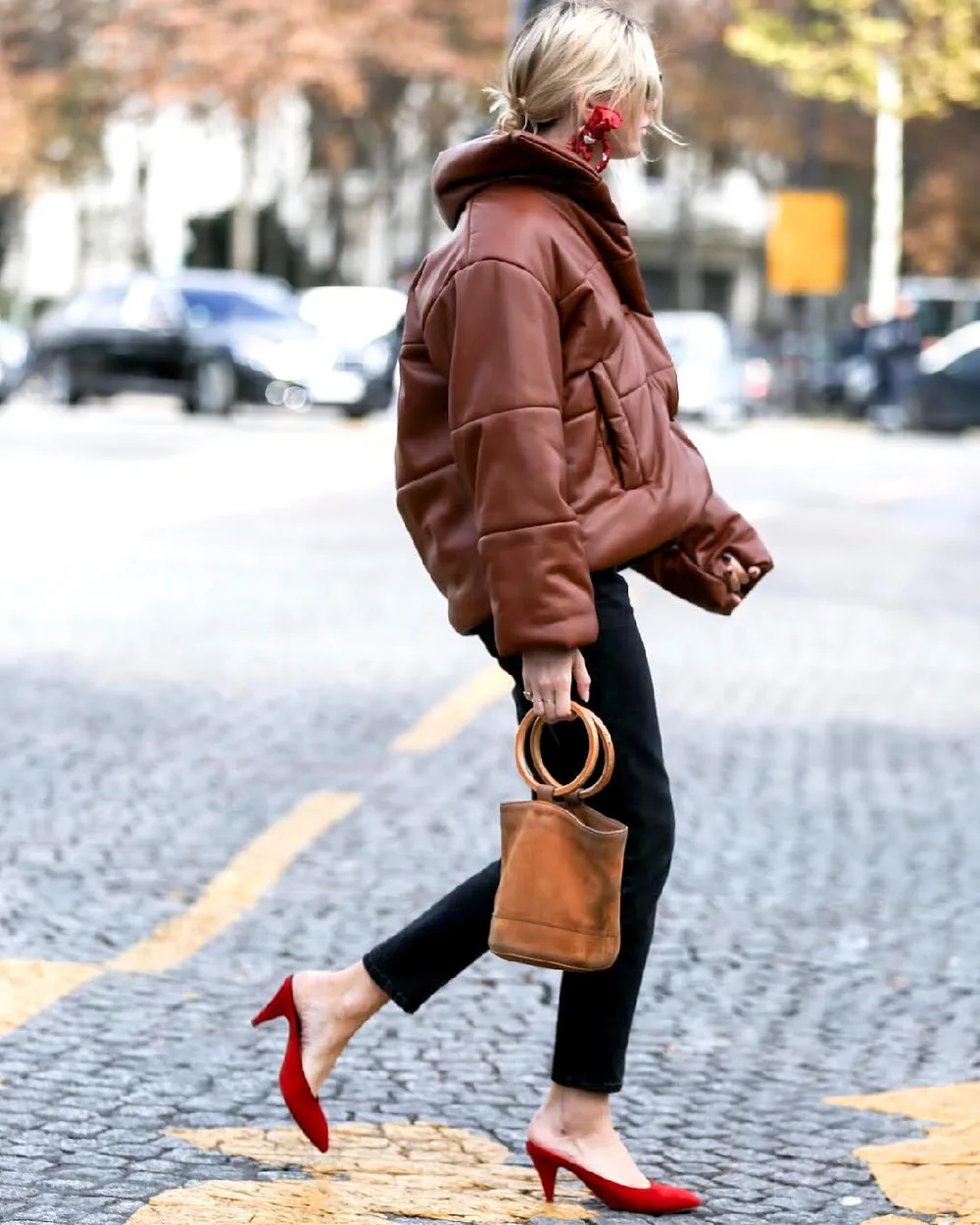 Veste en cuir marron oversize avec pantalon noir et chaussures rouges