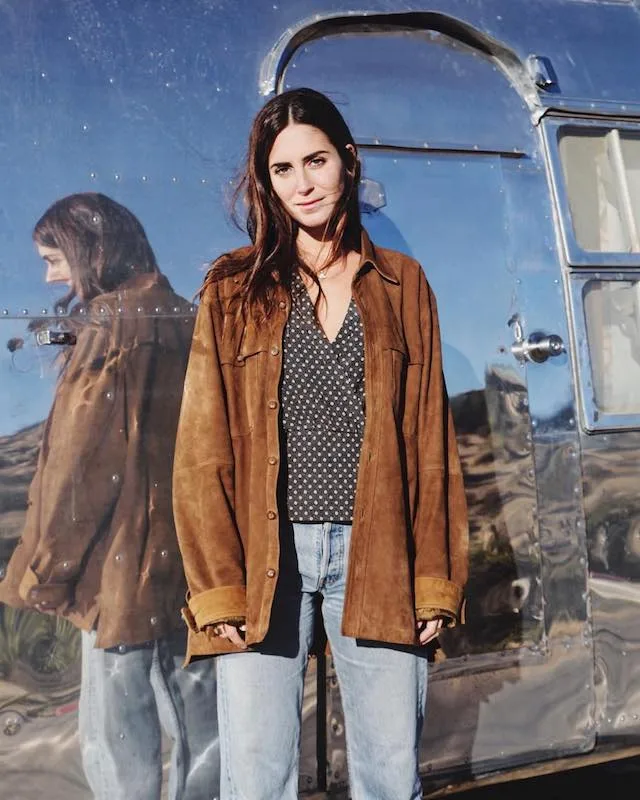 Veste marron ample avec haut imprimé et jean baggy clair