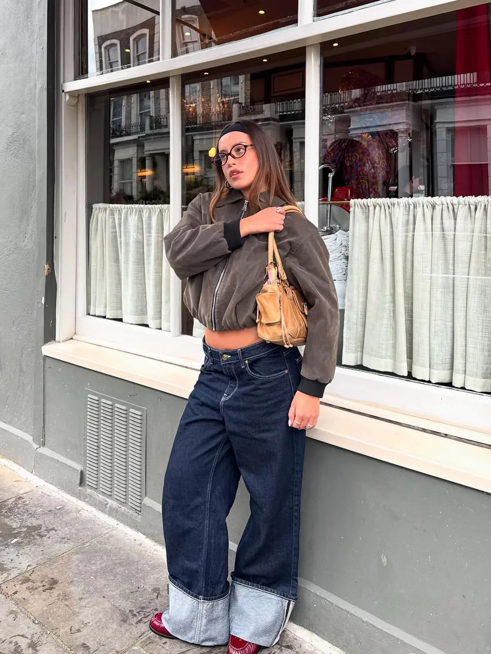 Veste marron courte avec jean large brut et mocassins rouges