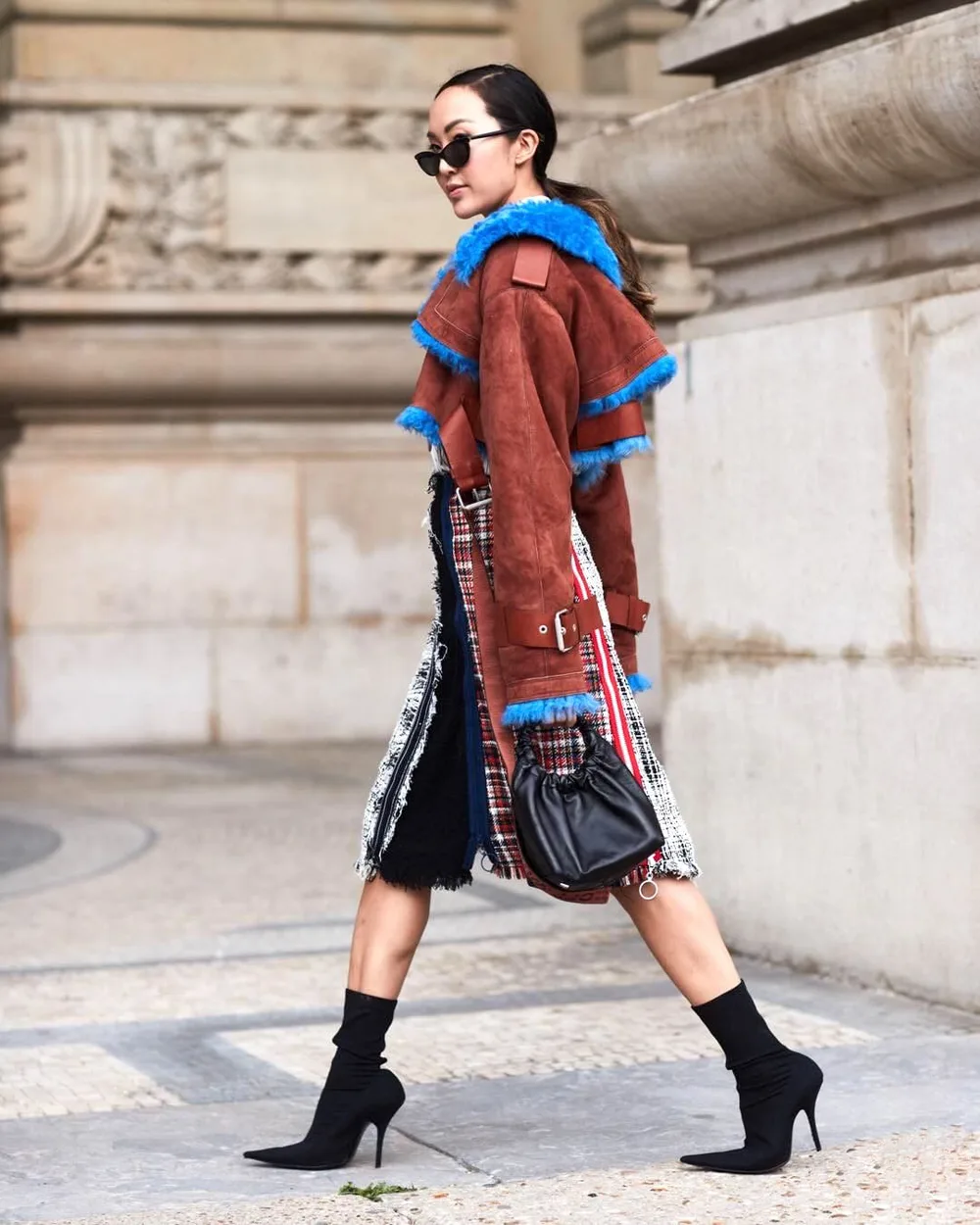 Veste marron courte avec jupe midi imprimée et bottines noires