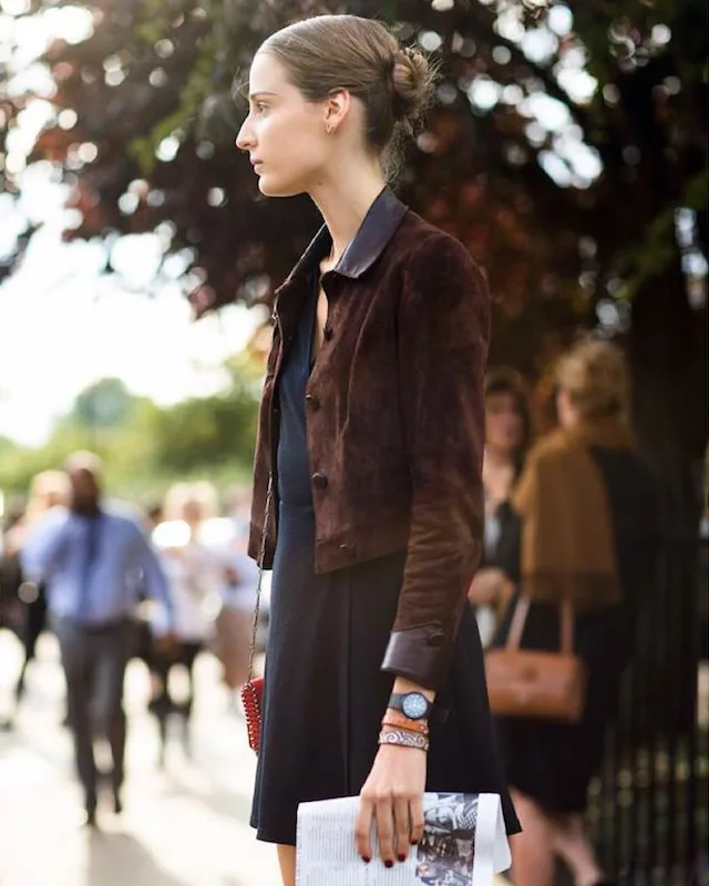 Veste marron structurée portée avec une robe noire simple